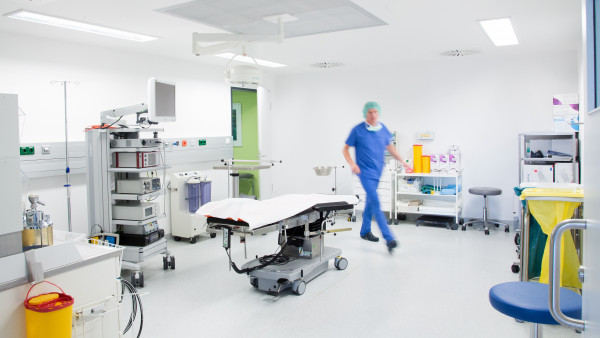 Einer unserer Ärzte in unserem OP-Saal