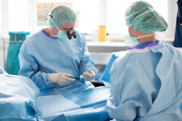 Prof. Dr. Gülke, Plastischer Chirurg mit dem Spezialgebiet der Handchirurgie und eine unserer MFAs führen eine OP durch