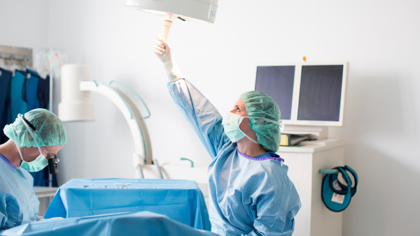 Arzt und MFA beim Durchführen einer Operation