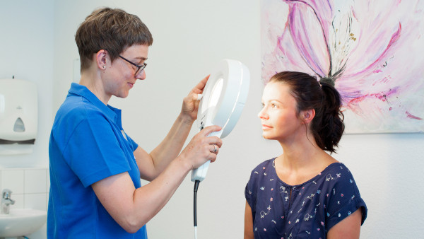 Frau Sandra Halm, Fachärztin für Haut- und Geschlechtskrankheiten untersucht eine Patientin