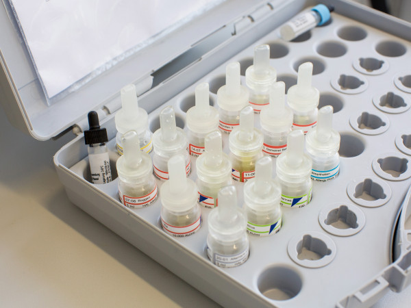 Hier werden die Allergenlösungen zur Durchführung eines Pricktests vorbereitet