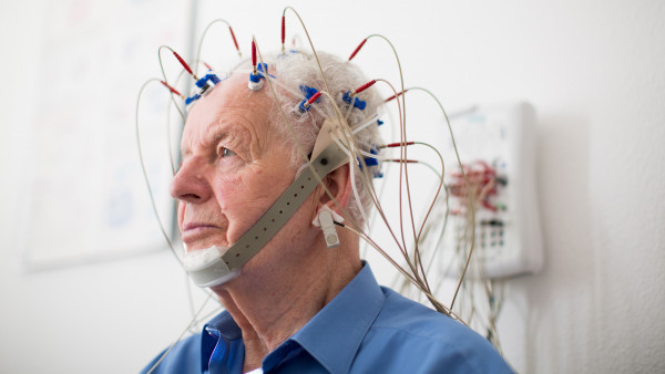 Die Gehirnströme des Patienten werden anhand von Elektroden gemessen