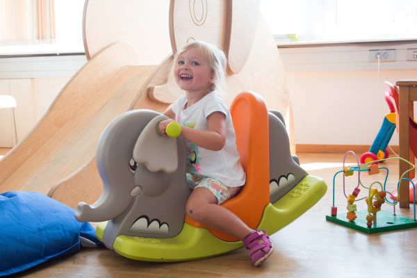 In unserem kinderfreundlichen Wartezimmer in der Abteilung Kinder- und Jugendmedizin können sich die Kinder austoben und spielen