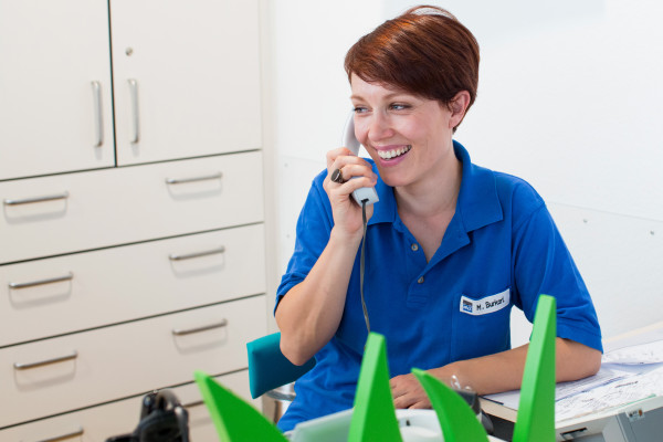 Eine unserer Mitarbeiterinnen der Abteilung Kinder- und Jugendmedizin vereinbart mit einer Mutter einen Termin für ihr Kind