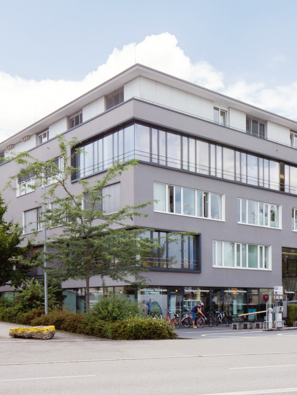 Die Außenansicht des Ärztezentrums Kirchheim in dem sich die MVZ Kirchheim GmbH befindet