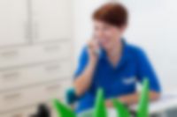 Eine unserer Mitarbeiterin vereinbart telefonisch einen Termin mit einem Patienten